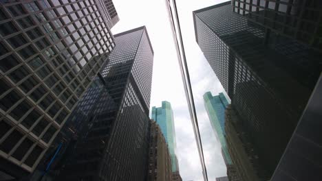 Nyc-Wolkenkratzer-Und-Reflexion