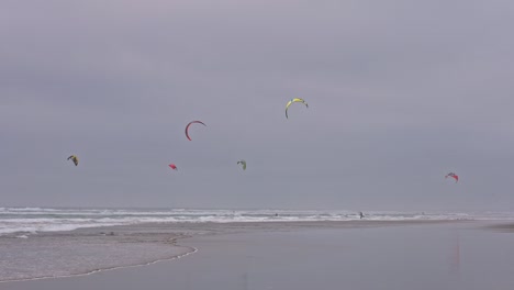 Kitesurfers-en-una-playa