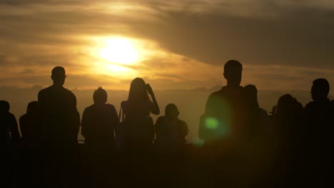 Turistas-viendo-la-puesta-de-sol-sobre-LA