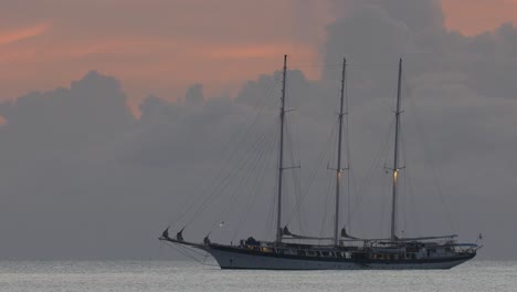 Segelboot-In-Der-Abenddämmerung-In-Der-Karibik