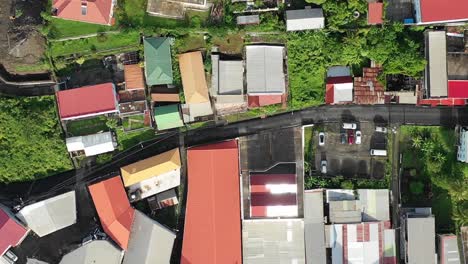 Fliegen-über-Häuser-In-Grenada