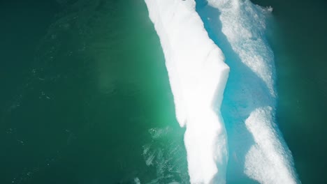 Volando-sobre-icebergs-en-el-agua