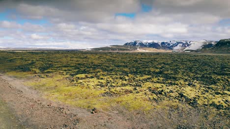 Erhebt-Sich-über-Der-Isländischen-Landschaft