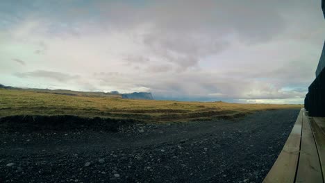 Wolken-Rollen-über-Isländische-Landschaft