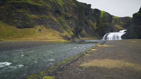 Cascada-y-arroyo-en-Islandia