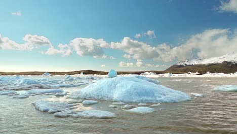 Eisberge-Auf-Einem-See-In-Island