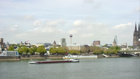 Schwenk-über-Den-Rhein-In-Köln-4k