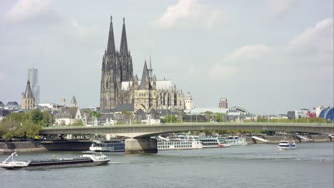 Kölner-Dom-Am-Rhein-4k