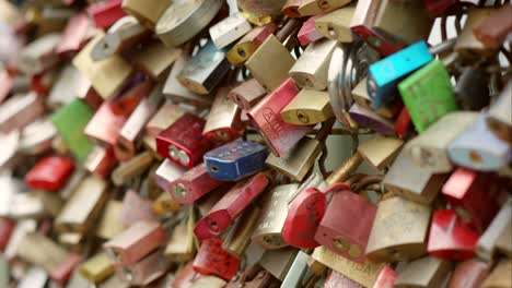 Focus-Pull-on-Love-Locks-4K