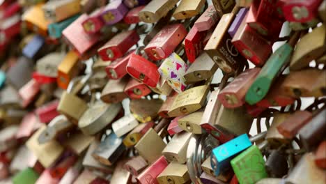 Panning-Down-Love-Locks-4K