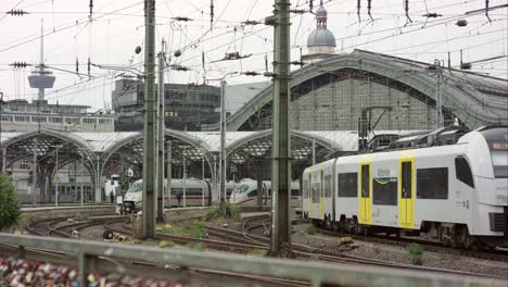 Zugeingang-Bahnhof-In-Köln-4k