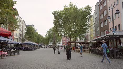 Schwenk-über-Einen-Platz-In-Köln-4k