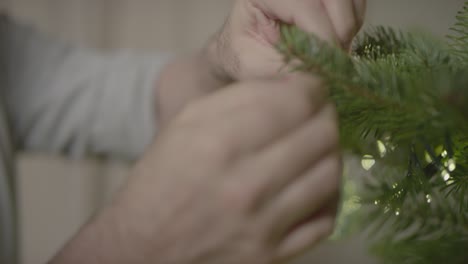 Männliche-Hände-Schmücken-Den-Weihnachtsbaum
