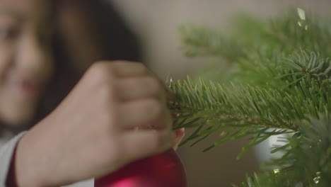 Cu-Kinderhände-Schmücken-Weihnachtsbaum-1