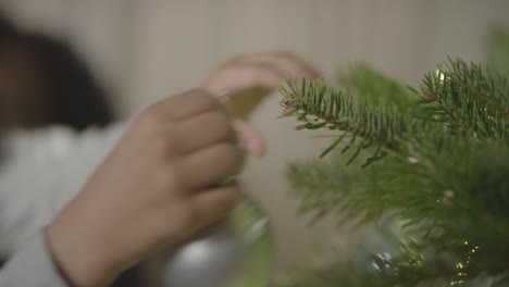 Cu-Kinderhände-Schmücken-Weihnachtsbaum-2