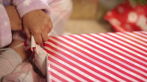 Niño-Unwrapping-Present-Close-Up