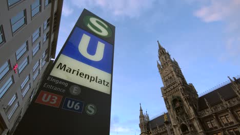 Marienplatzschild-Und-Rathaus