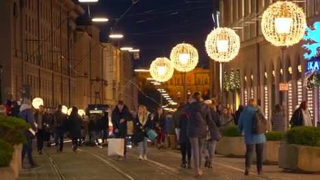 Münchner-Straße-Mit-Weihnachtsbeleuchtung