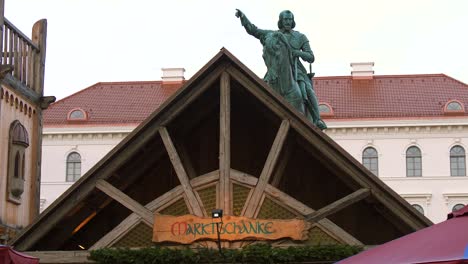 Weihnachtsmarkt-Und-Statue