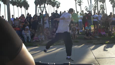 Bailando-para-una-multitud-en-LA