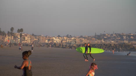 Surfistas-dejando-el-mar-en-la-playa-de-Venice