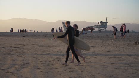 Surfer,-Die-Am-Strand-Von-Venedig-Spazieren-Gehen