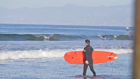 Surfista-con-tabla-de-surf-roja