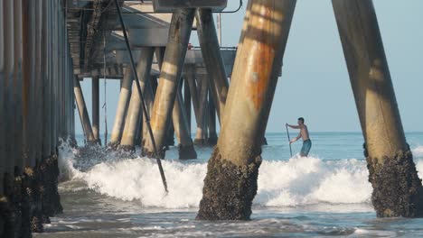 Paddleboarder-Unter-Venedig-Fishing-Pier-La