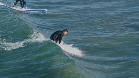 Mann-Surft-Auf-Einer-Welle