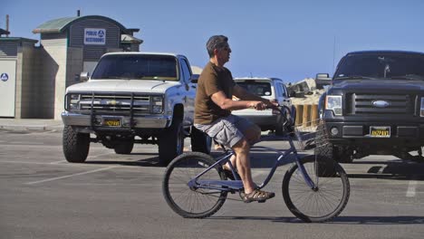 Hombre-en-bicicleta-por-el-aparcamiento
