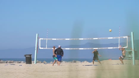Beachball-Spiel-Am-Strand-Von-Venedig