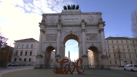 Arco-del-triunfo-de-Munich-y-escultura-de-amor