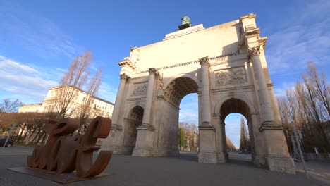 Münchner-Triumphbogen-Und-Skulptur