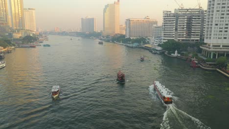 Boats-on-Chao-Phraya-Río