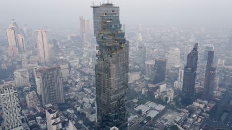 Rascacielos-MahaNakhnon-en-Bangkok