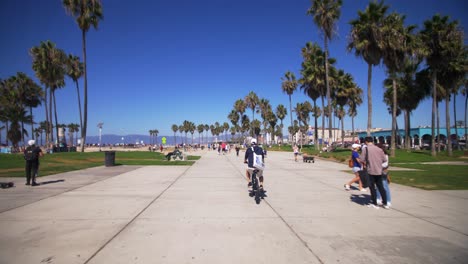 Radfahrer-Auf-Der-Strandpromenade-Von-Venice