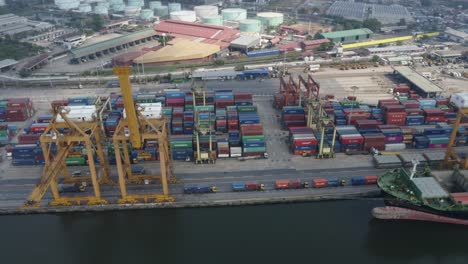 Frachtschiffe-Im-Containerhafen