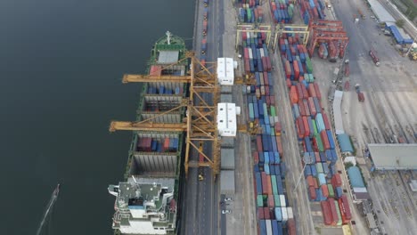 Kleines-Boot-Vorbei-Am-Containerhafen