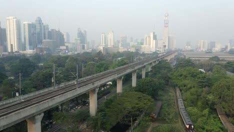 Skytrain-Verlässt-Bangkok
