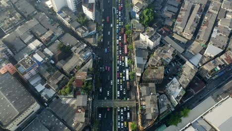 Fliegen-über-Die-Hauptstraße-In-Bangkok