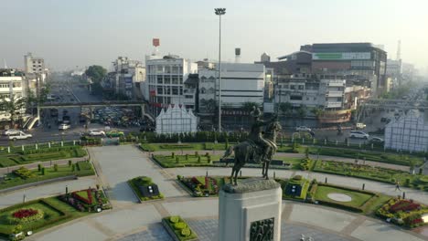 Estatua-del-Rey-Taksin-en-Wonwian-Yai