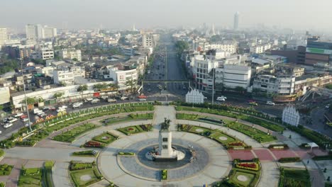 Reveal-Shot-of-Wonwian-Yai-Roundabout