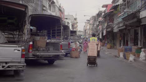 Producir-furgonetas-estacionadas-en-la-calle-Bangkok