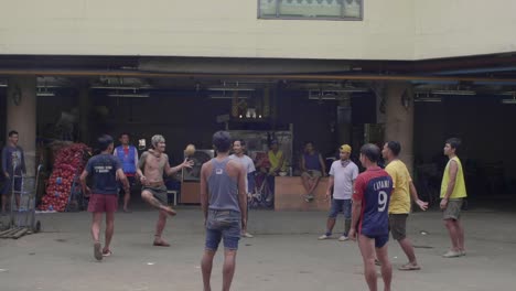 Männer-Spielen-Ballspiel-In-Bangkok