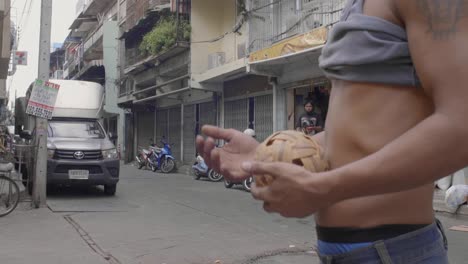 Hombre-sujetando-la-bola-CU