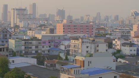 Zeitraffer-über-Die-Dächer-Von-Bangkok-In-Der-Abendsonne