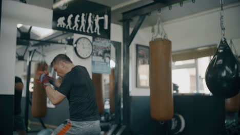 Entrenador-personal-trabajando-con-boxer