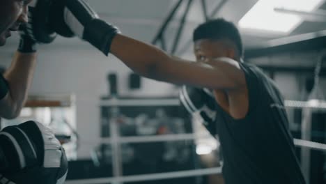 Young-Boxer-Training-con-almohadillas-de-boxeo