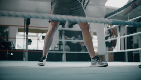 Tiro-de-bajo-nivel-de-pies-de-boxeadores-en-el-ring