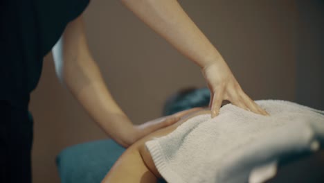 Zeitlupe-Person-Mit-Massage